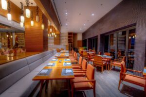 Stilvolles, ruhiges Restaurant mit gedeckten Tischen und Holzlamellenwänden