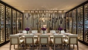 Eleganter privater Speiseraum mit gedecktem Tisch und Weinschränken