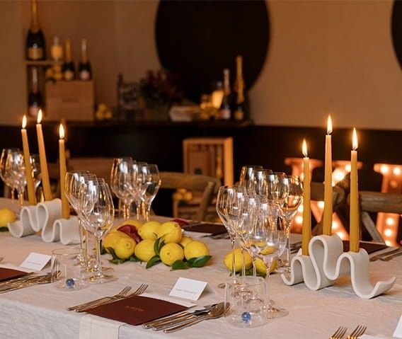 Festlich gedeckter Tisch in einem warm beleuchteten Restaurant-Séparée